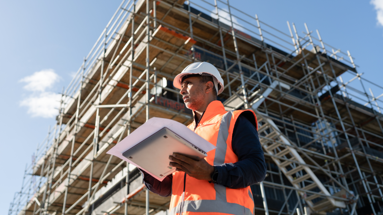 Cererea pentru birouri aflate încă în construcție crește, pe fondul scăderii spațiilor vacante și al revenirii planurilor de extindere ale companiilor. Piața de birouri din București începe să dea(1)